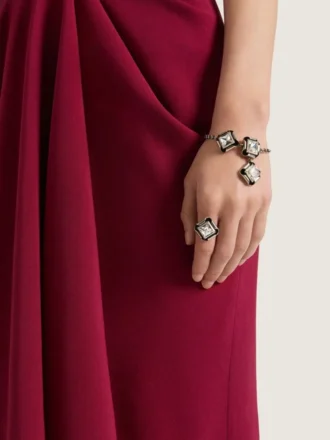 Armband med dekonstruerade kristaller i metall och kristaller