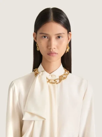 Asymmetriska örhängen i metall med kedjelänk