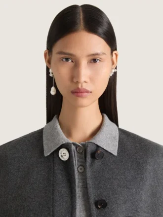 Asymmetriska örhängen med kristaller och pärlor i metall