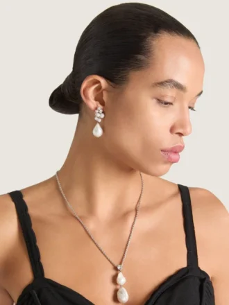 Asymmetriska örhängen med kristaller och pärlor i metall