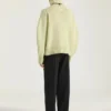 Couture-tröja med hög hals och sömmar i alpacka- och jakull Couture-tröja med hög hals och sömmar i alpacka- och jakull
