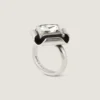 Dekonstruerad ring i metall och kristaller Dekonstruerad ring i metall och kristaller