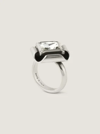 Dekonstruerad ring i metall och kristaller Dekonstruerad ring i metall och kristaller