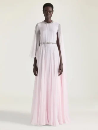 draperad aftonklänning i chiffong med kristaller och cape