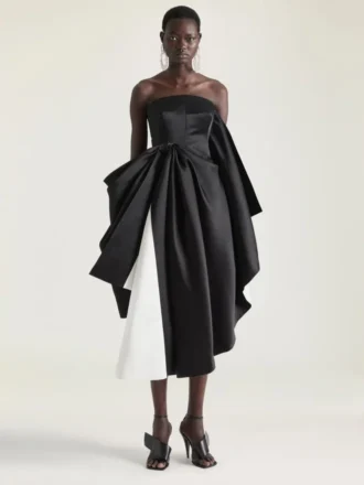 Draperad bustier-aftonklänning i satin med rosettdetalj