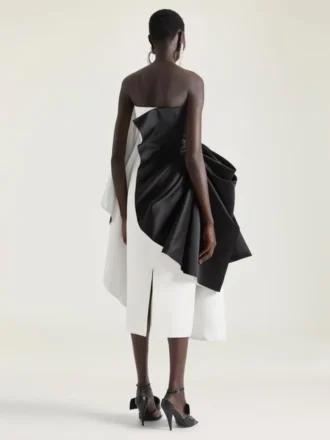 Draperad bustier-aftonklänning i satin med rosettdetalj