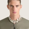 Halsband i metall, pärlor och kristaller Halsband i metall, pärlor och kristaller