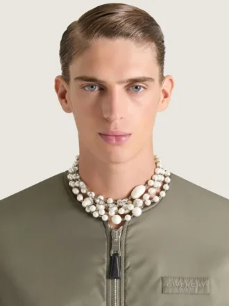 Halsband i metall, pärlor och kristaller