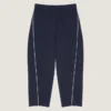 Joggingbyxor i ull med couture-sömmar och pipingdetaljer Joggingbyxor i ull med couture-sömmar och pipingdetaljer
