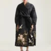 Kokongkappa i satin med broderier och cape Kokongkappa i satin med broderier och cape