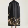 Kokongkappa i satin med broderier och cape Kokongkappa i satin med broderier och cape