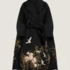 Kokongkappa i satin med broderier och cape Kokongkappa i satin med broderier och cape