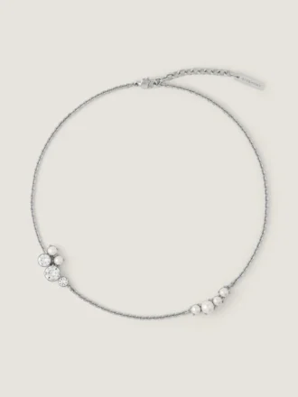 kort halsband i metall, kristaller och pärlor
