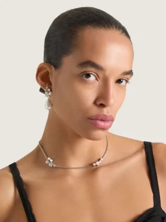 kort halsband i metall, kristaller och pärlor
