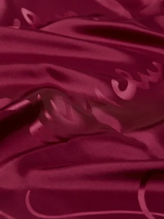 Kvadratisk detalj i sidenjacquard med Givenchy-signatur