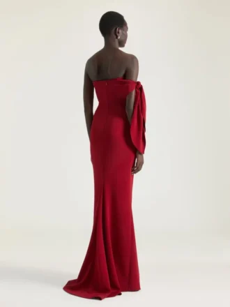 Lång aftonklänning i crepe med rosett och paljetter