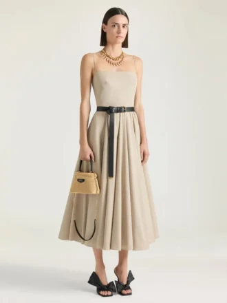 Lång klänning med snitt i poplin