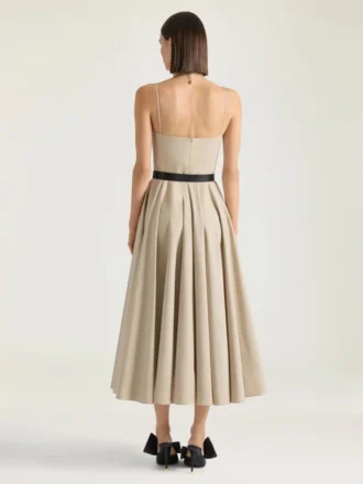 Lång klänning med snitt i poplin