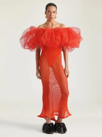 Lång klänning med volanger i mesh