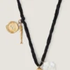 Lucky Charms-halsband i siden, metall och emalj Lucky Charms-halsband i siden, metall och emalj