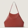 Medium Facet-tote i kornat läder Medium Facet-tote i kornat läder