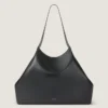 Medium Facet-tote i kornat läder Medium Facet-tote i kornat läder