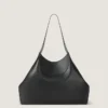 Medium Facet-tote i kornat läder Medium Facet-tote i kornat läder