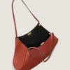 Medium Facet-tote i kornat läder Medium Facet-tote i kornat läder
