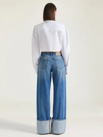 Mellanblå jeans med uppvikt benslut Mellanblå jeans med uppvikt benslut