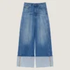 Mellanblå jeans med uppvikt benslut Mellanblå jeans med uppvikt benslut