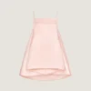 Mini-klänning i satin med cape Mini-klänning i satin med cape