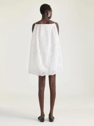 Mini-klänning i spets med kappa