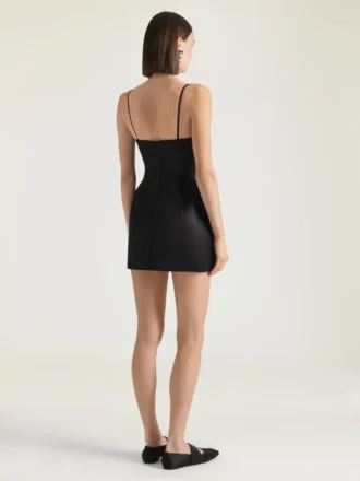 Mini-klänning med utskärningar i satin