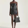 Miniklänning i läder med bustier och biker-inspirerad stil Miniklänning i läder med bustier och biker-inspirerad stil