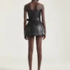 Miniklänning i läder med bustier och biker-inspirerad stil Miniklänning i läder med bustier och biker-inspirerad stil