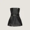Miniklänning i läder med bustier och biker-inspirerad stil Miniklänning i läder med bustier och biker-inspirerad stil