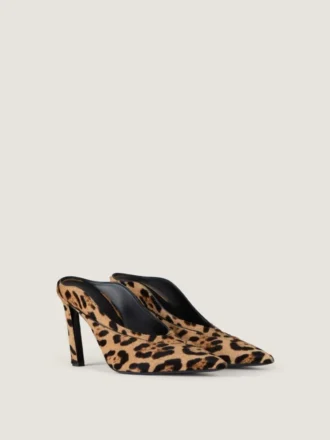 Mules med taggiga klackar i läder med ponnyeffekt och leopardmönster