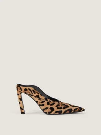 Mules med taggiga klackar i läder med ponnyeffekt och leopardmönster