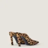 Mules med taggiga klackar i läder med ponnyeffekt och leopardmönster Mules med taggiga klackar i läder med ponnyeffekt och leopardmönster