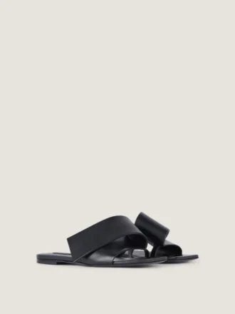 Platta sandaler i läder med skuren fyrkantig tå Platta sandaler i läder med skuren fyrkantig tå
