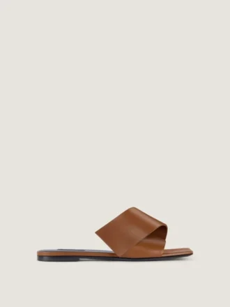 Platta sandaler i läder med skuren fyrkantig tå