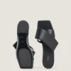 Platta sandaler i läder med skuren fyrkantig tå Platta sandaler i läder med skuren fyrkantig tå