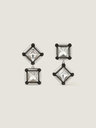 Örhängen med dekonstruerade kristaller i metall och kristaller