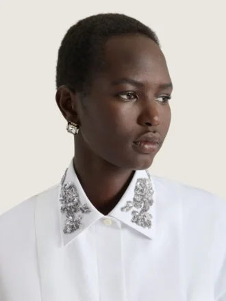 Örhängen med dekonstruerade kristaller i metall och kristaller