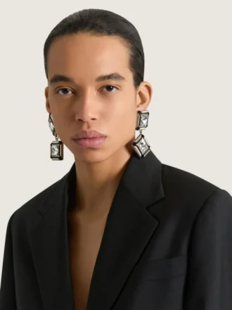 Örhängen med dekonstruerade kristaller i metall och kristaller