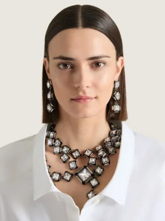 Örhängen med dekonstruerade kristaller i metall och kristaller