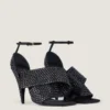 Sandaler med klippt fyrkantig klack i satin med strass
