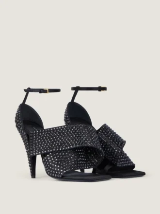 Sandaler med klippt fyrkantig klack i satin med strass