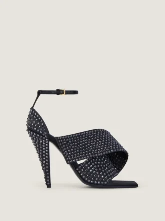 Sandaler med klippt fyrkantig klack i satin med strass