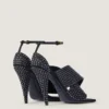 Sandaler med klippt fyrkantig klack i satin med strass